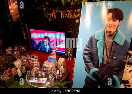 Seoul, Südkorea. 17. Februar 2023. In Seoul, Südkorea, ist ein Café zu Ehren des Geburtstags von BTS-Mitglied J-Hope zu sehen. J-Hope wird am 18. Februar 2023 29. Kredit: Lee Jae-Won/AFLO/Alamy Live News Stockfoto