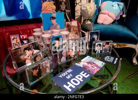 Seoul, Südkorea. 17. Februar 2023. In Seoul, Südkorea, ist ein Café zu Ehren des Geburtstags von BTS-Mitglied J-Hope zu sehen. J-Hope wird am 18. Februar 2023 29. Kredit: Lee Jae-Won/AFLO/Alamy Live News Stockfoto