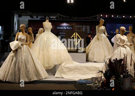 Beirut, Libanon. 16. Februar 2023. Hochzeitskleider werden am 16. Februar 2023 auf einer Hochzeitsmesse in Beirut, Libanon, ausgestellt. Die Hochzeitsmesse findet vom 16. Bis 19. Februar statt. Kredit: Bilal Jawich/Xinhua/Alamy Live News Stockfoto