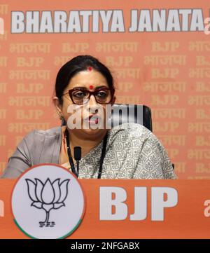 Neu-Delhi, Indien. 17. Februar 2023. Smriti Zubin Irani, Minister der Indischen Union und leitender BJP-Führer, spricht während der Pressekonferenz über die PM Remarks des Milliardärs George Soros im BJP-Hauptsitz in Neu-Delhi. Der Milliardär-Investor George Soros sagte, dass die jüngsten Probleme des indischen Wirtschaftsmagnaten Gautam Adani auf dem Aktienmarkt einen "demokratischen Aufschwung in Indien" auslösen würden und Premierminister Narendra Modi "Fragen beantworten" müssten, die von ausländischen Investoren und dem parlament zu Anschuldigungen gegen die Adani-Gruppe erhoben werden. Kredit: SOPA Images Limited/Alamy Live News Stockfoto