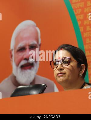 Neu-Delhi, Indien. 17. Februar 2023. Smriti Zubin Irani, Minister der Indischen Union und leitender BJP-Führer, spricht während der Pressekonferenz über die PM Remarks des Milliardärs George Soros im BJP-Hauptsitz in Neu-Delhi. Der Milliardär-Investor George Soros sagte, dass die jüngsten Probleme des indischen Wirtschaftsmagnaten Gautam Adani auf dem Aktienmarkt einen "demokratischen Aufschwung in Indien" auslösen würden und Premierminister Narendra Modi "Fragen beantworten" müssten, die von ausländischen Investoren und dem parlament zu Anschuldigungen gegen die Adani-Gruppe erhoben werden. Kredit: SOPA Images Limited/Alamy Live News Stockfoto