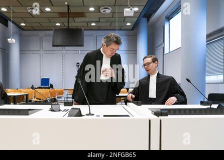 DEN HAAG – Niederlande, 17/02/2023, Eine Delegation des Staates vor Gericht im Vorfeld eines summarischen Verfahrens, in dem die Gewerkschaften CNV und FNV eine Entschädigungsregelung für Beschäftigte im Gesundheitswesen fordern, die aufgrund von Langzeit-Covid arbeitsunfähig geworden sind. Einige der im ersten Corona-Jahr 2020 erkrankten Mitarbeiter des Gesundheitswesens sind aufgrund anhaltender Beschwerden arbeitslos geworden. Arbeitgeber dürfen jemanden nach zwei Jahren Krankheit entlassen. ANP JEROEN JUMELET niederlande raus - belgien raus Stockfoto