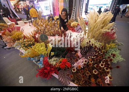 Beirut, Libanon. 16. Februar 2023. Ein Aussteller arbeitet auf einer Hochzeitsmesse in Beirut, Libanon, am 16. Februar 2023. Die Hochzeitsmesse findet vom 16. Bis 19. Februar statt. Kredit: Bilal Jawich/Xinhua/Alamy Live News Stockfoto