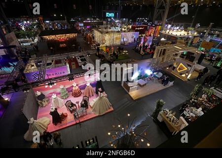 Beirut, Libanon. 16. Februar 2023. Hochzeitskleider werden am 16. Februar 2023 auf einer Hochzeitsmesse in Beirut, Libanon, ausgestellt. Die Hochzeitsmesse findet vom 16. Bis 19. Februar statt. Kredit: Bilal Jawich/Xinhua/Alamy Live News Stockfoto