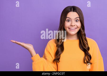 Foto einer charmanten, süßen Dame mit trendigen Kleiderarmen, die leer ist Schwarz freitag Rabatte isoliert auf lilafarbenem Hintergrund Stockfoto