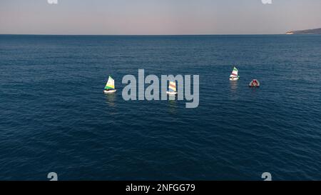 Ausbildung von Kindern auf Segelbooten Optimist im Mittelmeer Stockfoto