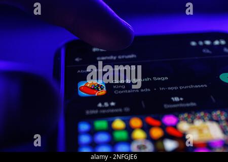 Candy Crush Saga App-Spiel auf dem Smartphone-Bildschirm. Nahaufnahme des Süßigkeiten-Crush-Spiels Stockfoto