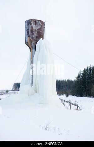 Gefrorener Wasserturm. Das Wasser wurde zu Eis, ungewöhnlich kalt Stockfoto