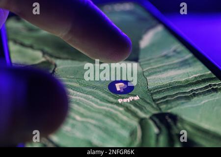 PayPal-App auf dem Smartphone-Bildschirm. Nahaufnahme der paypal App Stockfoto