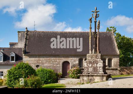 das calvarische Kreuz und das Ossarium in der Gemeinde Brasparts in Finistère, Frankreich. Stockfoto