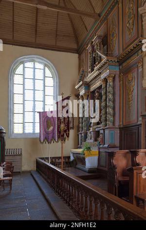 Der Altar des Rosenkranzes ist in der Kirche Notre-Dame-et-Saint-Tugen von Brasparts in Finistère, Bretagne, wiederverwendbar. Stockfoto