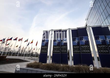 Brüssel, Region Brüssel-Hauptstadt, Belgien. 15. Februar 2023. Banner mit dem NATO-Logo sind am Tag eines Treffens der NATO-Verteidigungsminister am NATO-Hauptquartier in Brüssel (Belgien) am 15. Februar 2023 zu sehen. (Kreditbild: © Valeria Mongelli/ZUMA Press Wire) NUR REDAKTIONELLE VERWENDUNG! Nicht für den kommerziellen GEBRAUCH! Stockfoto