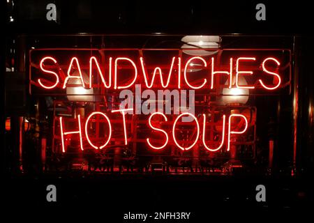 Nahaufnahme eines Neonlichts in Form des kurzen Satzes „Sandwiches, heiße Suppe“. Stockfoto