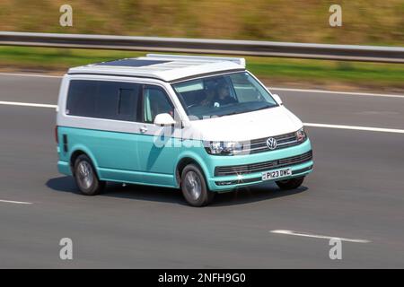 2020 weißer grüner VW Transporter T28 Highline Fensterbus; Fahrt auf der Autobahn M61, Großbritannien Stockfoto