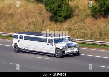 2008 White HUMMER, H2 Auto Stretched Limousine SUV 6200cc, Fahrt auf der Autobahn M61, Großbritannien Stockfoto