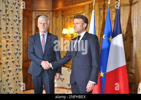 Mnichov, Deutschland. 17. Februar 2023. Der designierte tschechische Präsident Petr Pavel, Left, trifft den französischen Präsidenten Emmanuel Macron vor Beginn der Münchner Sicherheitskonferenz im Bayerischen Hof, wo die Konferenz stattfindet, am 17. Februar 2023 in München. Kredit: Ales Zapotocky/CTK Photo/Alamy Live News Stockfoto