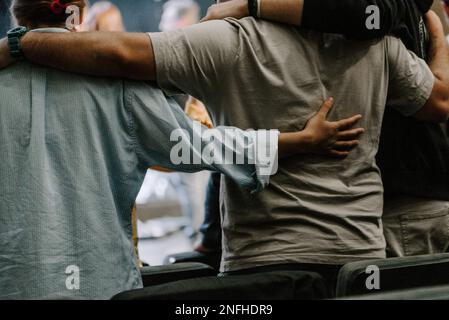 Eine Gruppe von Christen betet, in der Kirche zu segnen und für einander zu beten Stockfoto