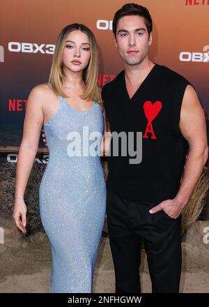 Westwood, Usa. 16. Februar 2023. WESTWOOD, LOS ANGELES, KALIFORNIEN, USA - FEBRUAR 16: Madelyn Cline und Austin North treffen am 16. Februar 2023 auf der Premiere von Netflix „Outer Banks“ in Los Angeles ein, die am 3. Februar im Regency Village Theatre in Westwood, Los Angeles, Kalifornien, USA stattfindet. (Foto: Xavier Collin/Image Press Agency) Kredit: Image Press Agency/Alamy Live News Stockfoto