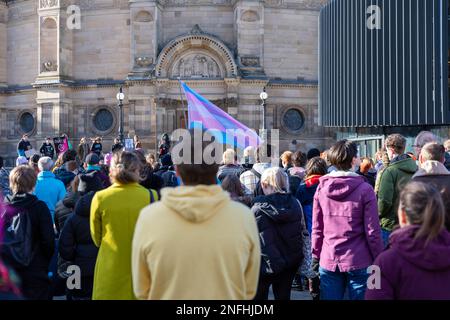 Edinburgh, Schottland, 17/02/2023, Am Bristo Square, Edinburgh, Wurde eine Nachtwache für Brianna Ghey abgehalten, einen Transsenager, der am 11. Februar in Warrington ermordet wurde. Die Redner sprachen von dem Missbrauch, dem sie als Mitglieder der Transgemeinschaft ausgesetzt sind, und von der raschen Zunahme der Transphobie. Stockfoto