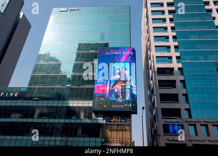 Suzume, 17. Februar 2023 : Eine LED-Leinwand, die für den japanischen animierten Abenteuerfilm "Suzume" im Zentrum von Seoul, Südkorea wirbt. Der Film wurde von Makoto Shinkai geschrieben und Regie geführt und soll am 8. März 2023 in Südkorea veröffentlicht werden. Kredit: Lee Jae-Won/AFLO/Alamy Live News Stockfoto