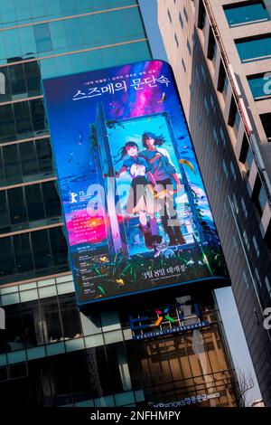 Suzume, 17. Februar 2023 : Eine LED-Leinwand, die für den japanischen animierten Abenteuerfilm "Suzume" im Zentrum von Seoul, Südkorea wirbt. Der Film wurde von Makoto Shinkai geschrieben und Regie geführt und soll am 8. März 2023 in Südkorea veröffentlicht werden. Kredit: Lee Jae-Won/AFLO/Alamy Live News Stockfoto