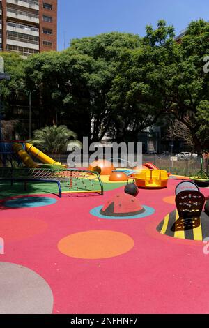 Spielplatz für Kinder mit moderner Schutz- und Sicherheitsbeschichtung. Hochwertiges Foto Stockfoto