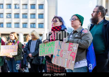 Am Bristo Square, Edinburgh, wurde eine Nachtwache für Brianna Ghey abgehalten, einen TransTeenager, der am 11. Februar in Warrington ermordet wurde. Die Redner sprachen von dem Missbrauch, dem sie als Mitglieder der Transgemeinschaft ausgesetzt sind, und von der raschen Zunahme der Transphobie. Stockfoto