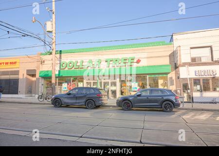 Toronto, Ontario, Kanada, 8. Februar 2023: Das Äußere eines Dollar Tree. Ein Dollarladen. Stockfoto