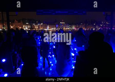 LUZERN, SCHWEIZ - 21. JANUAR 2023: Menschen in den Straßen von Luzern bei Nacht für das Lichtfestival Lilu Stockfoto