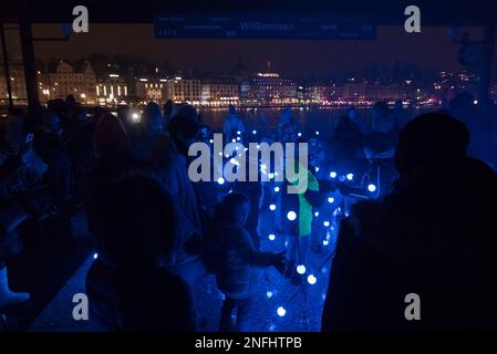 LUZERN, SCHWEIZ - 21. JANUAR 2023: Menschen in den Straßen von Luzern bei Nacht für das Lichtfestival Lilu Stockfoto