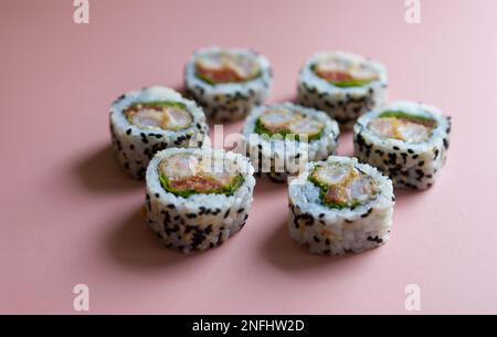 Sushi-Brötchen mit Garnelen auf pinkfarbenem Hintergrund. Foto Von Leckeren Speisen. Sushiesorten Stockfoto