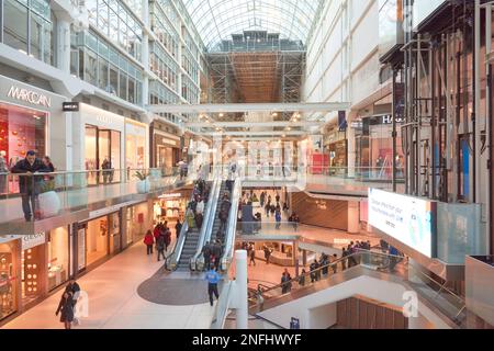 Toronto, Ontario, Kanada- 16. Januar 2023: Das Innere des Eaton Centre im Zentrum von Toronto. Stockfoto