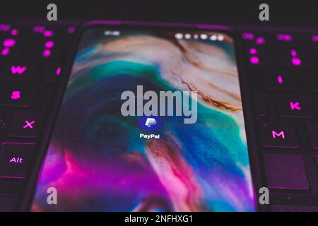 PayPal-App auf dem Smartphone-Bildschirm. Nahaufnahme der paypal App Stockfoto