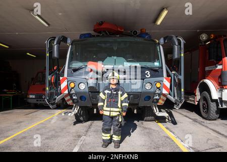 Schweiz, Agno-Lugano Flughafen, Feuerwehr, Feuerwehrmann in Feuerwehruniform Stockfoto