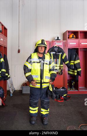 Schweiz, Agno-Lugano Flughafen, Feuerwehr, Feuerwehrmann in Feuerwehruniform Stockfoto