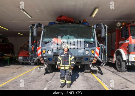Schweiz, Agno-Lugano Flughafen, Feuerwehr, Feuerwehrmann in Feuerwehruniform Stockfoto