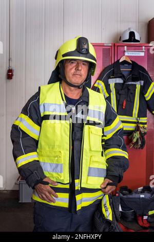 Schweiz, Agno-Lugano Flughafen, Feuerwehr, Feuerwehrmann in Feuerwehruniform Stockfoto