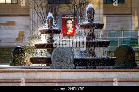 Dundee, Tayside, Schottland, Großbritannien. 17. Februar 2023. UK Weather: Die Temperaturen erreichten etwa 12 °C, nachdem der nächtliche Sturm Otto über Tayside nachgelassen hatte. Während der milden und wirklich windigen Bedingungen sind die modischen Damen im Stadtzentrum von Dundee unterwegs, um ihren Alltag zu verbringen und die warme Sonne im Februar zu genießen. Kredit: Dundee Photographics/Alamy Live News Stockfoto