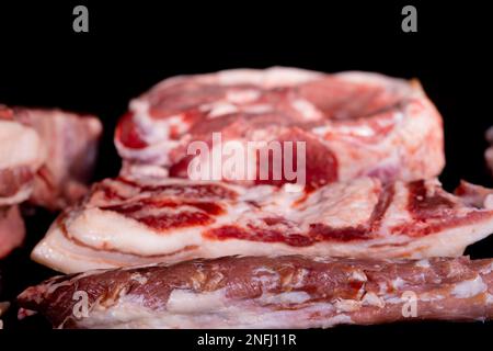 Verschiedene Arten von rohem Fleisch mit frischen Kräutern. Stockfoto