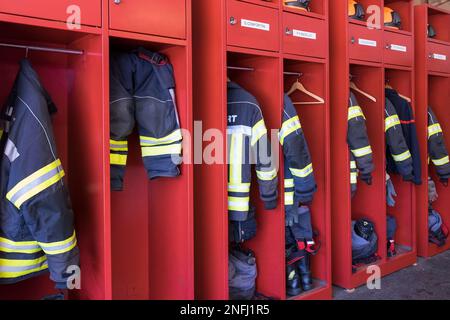 Schweiz, Flughafen Agno-Lugano, Feuerwehr, Feuerwehrkleidung Stockfoto