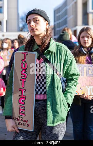 Am Bristo Square, Edinburgh, wurde eine Nachtwache für Brianna Ghey abgehalten, einen TransTeenager, der am 11. Februar in Warrington ermordet wurde. Die Redner sprachen von dem Missbrauch, dem sie als Mitglieder der Transgemeinschaft ausgesetzt sind, und von der raschen Zunahme der Transphobie. Stockfoto