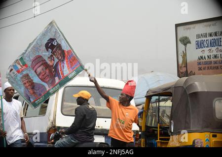 Ibadan, Nigeria 16. Februar 2023 Unterstützer von Bola Ahmed Tinubu, Präsidentschaftskandidat des All Progressives Congress (APC), Parade während der Präsidentschaftskampagne der Partei in Ibadan, Nigeria, am Donnerstag, 16. Februar 2023. Foto: Adekunle Ajayi Stockfoto