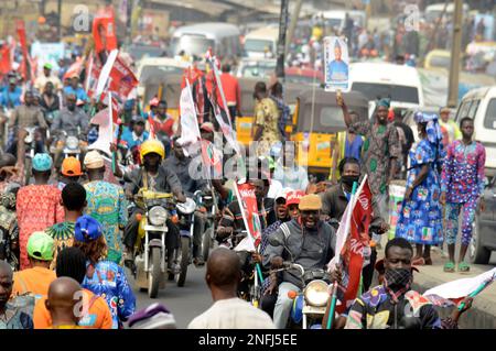 Ibadan, Nigeria 16. Februar 2023 Unterstützer von Bola Ahmed Tinubu, Präsidentschaftskandidat des All Progressives Congress (APC), Parade während der Präsidentschaftskampagne der Partei in Ibadan, Nigeria, am Donnerstag, 16. Februar 2023. Foto: Adekunle Ajayi Stockfoto