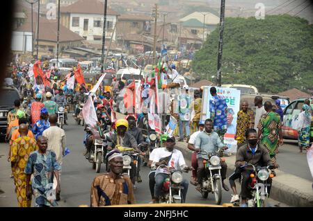 Ibadan, Nigeria 16. Februar 2023 Unterstützer von Bola Ahmed Tinubu, Präsidentschaftskandidat des All Progressives Congress (APC), Parade während der Präsidentschaftskampagne der Partei in Ibadan, Nigeria, am Donnerstag, 16. Februar 2023. Foto: Adekunle Ajayi Stockfoto