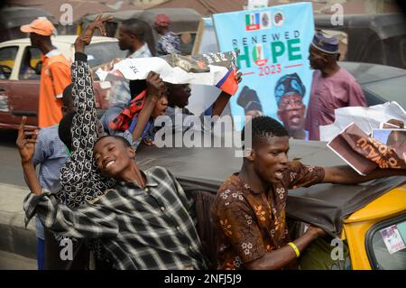 Ibadan, Nigeria 16. Februar 2023 Unterstützer von Bola Ahmed Tinubu, Präsidentschaftskandidat des All Progressives Congress (APC), Parade während der Präsidentschaftskampagne der Partei in Ibadan, Nigeria, am Donnerstag, 16. Februar 2023. Foto: Adekunle Ajayi Stockfoto