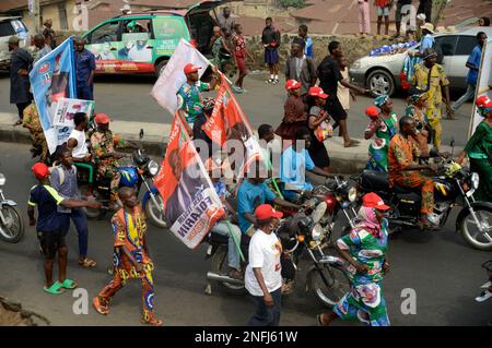 Ibadan, Nigeria 16. Februar 2023 Unterstützer von Bola Ahmed Tinubu, Präsidentschaftskandidat des All Progressives Congress (APC), Parade während der Präsidentschaftskampagne der Partei in Ibadan, Nigeria, am Donnerstag, 16. Februar 2023. Foto: Adekunle Ajayi Stockfoto