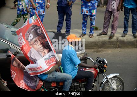 Ibadan, Nigeria 16. Februar 2023 Unterstützer von Bola Ahmed Tinubu, Präsidentschaftskandidat des All Progressives Congress (APC), Parade während der Präsidentschaftskampagne der Partei in Ibadan, Nigeria, am Donnerstag, 16. Februar 2023. Foto: Adekunle Ajayi Stockfoto