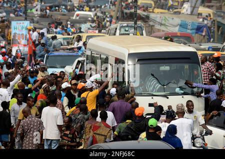 Ibadan, Nigeria 16. Februar 2023 Unterstützer von Bola Ahmed Tinubu, Präsidentschaftskandidat des All Progressives Congress (APC), drängen während der Präsidentschaftskampagne der Partei in Ibadan, Nigeria, am Donnerstag, den 16. Februar 2023 einen Bus. Foto: Adekunle Ajayi Stockfoto