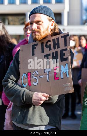 Am Bristo Square, Edinburgh, wurde eine Nachtwache für Brianna Ghey abgehalten, einen TransTeenager, der am 11. Februar in Warrington ermordet wurde. Die Redner sprachen von dem Missbrauch, dem sie als Mitglieder der Transgemeinschaft ausgesetzt sind, und von der raschen Zunahme der Transphobie. Stockfoto