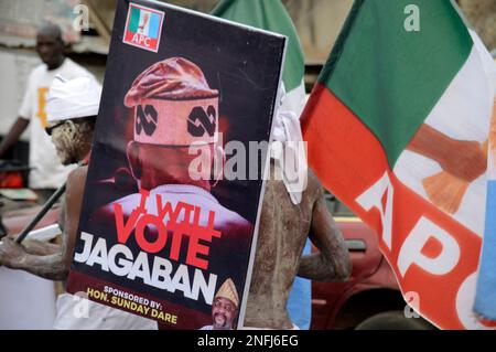 Ibadan, Nigeria 16. Februar 2023 Unterstützer von Bola Ahmed Tinubu, Präsidentschaftskandidat des All Progressives Congress (APC), tragen ein Banner während der Präsidentschaftskampagne der Partei in Ibadan, Nigeria, am Donnerstag, den 16. Februar 2023. Foto: Adekunle Ajayi Stockfoto